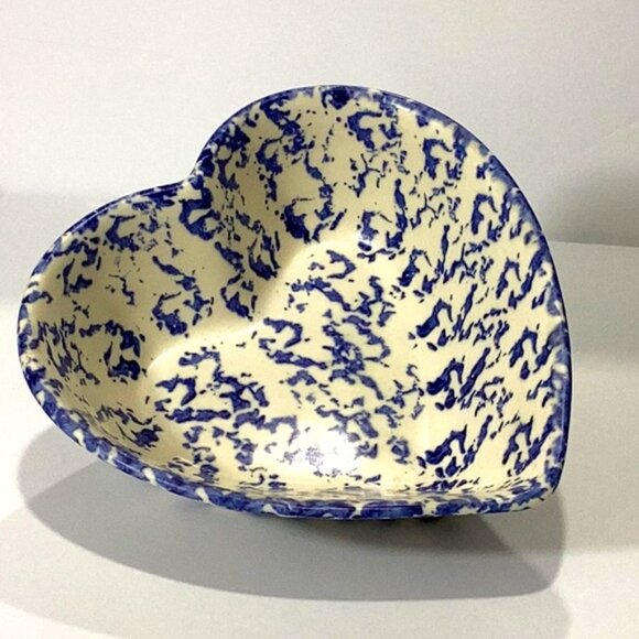Vintage Pair of Blue & White Heart Shaped Ceramic Serving Bowls by Jacquelyne's - Picture 6 of 8